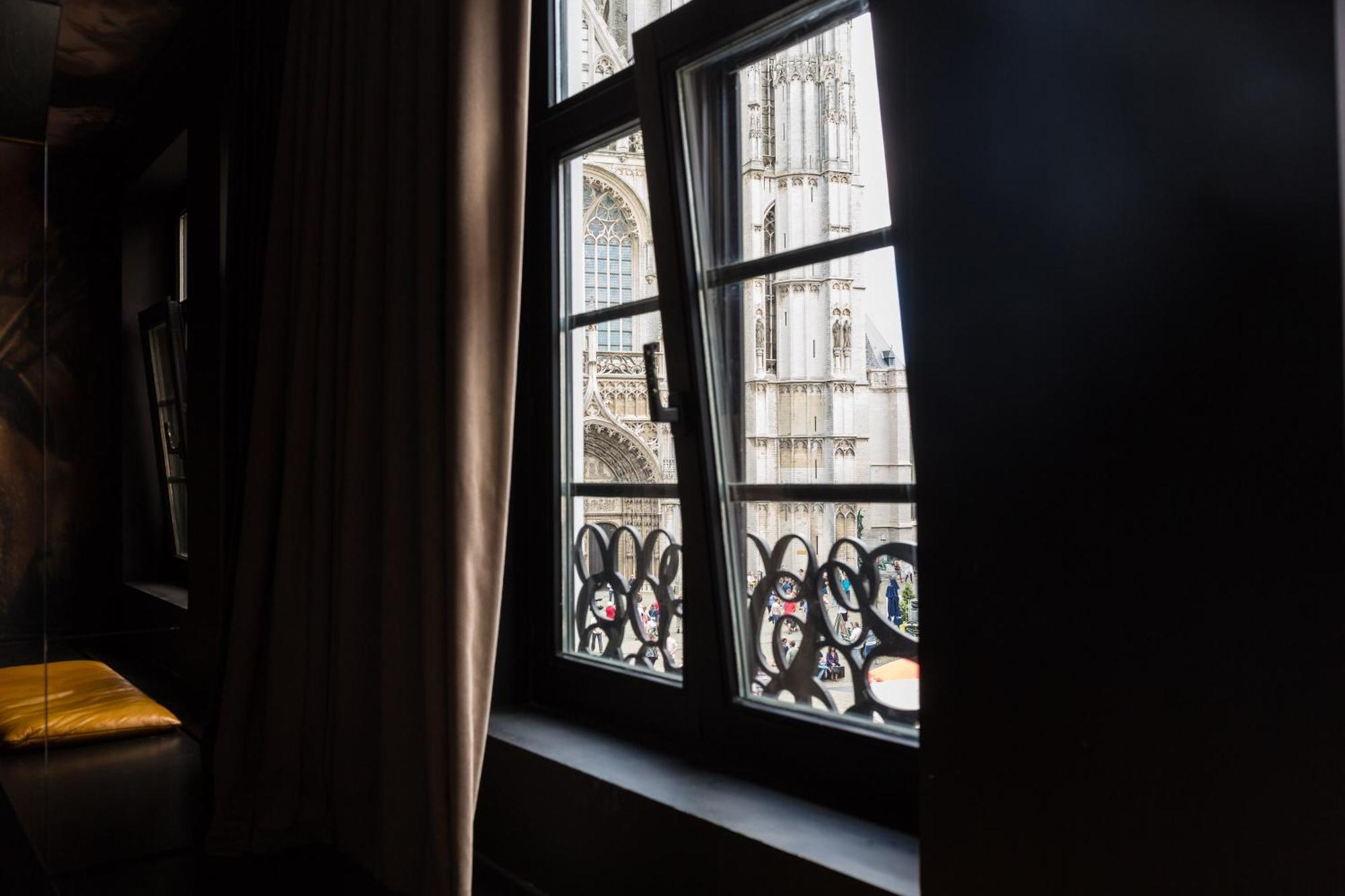 Deluxe Double Room bath Cathedral View