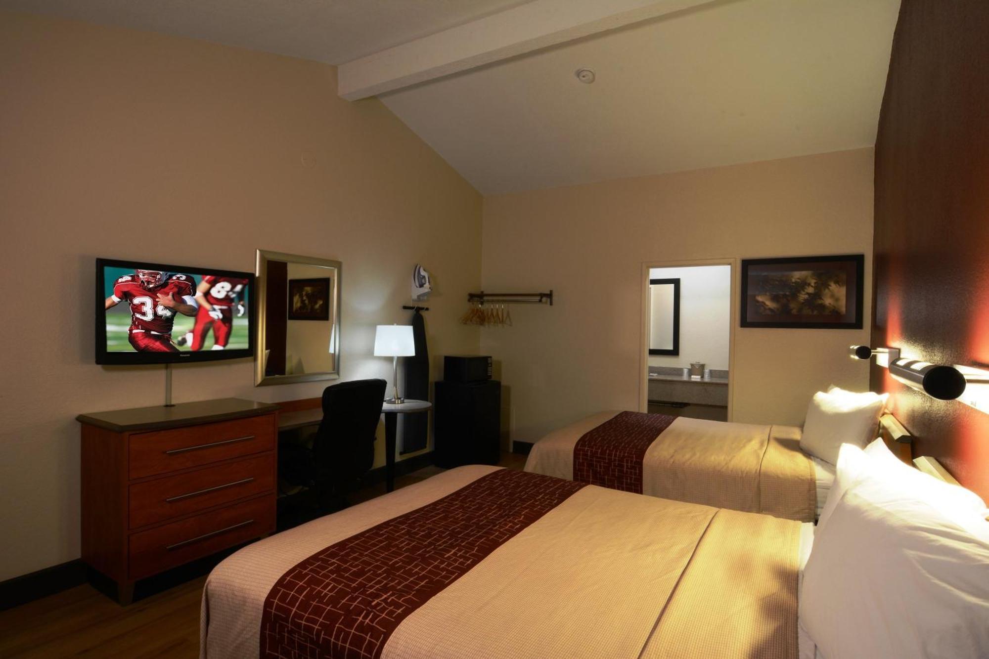 Deluxe Room with Two Double Beds Disability Access Roll-ln Shower Smoke Free