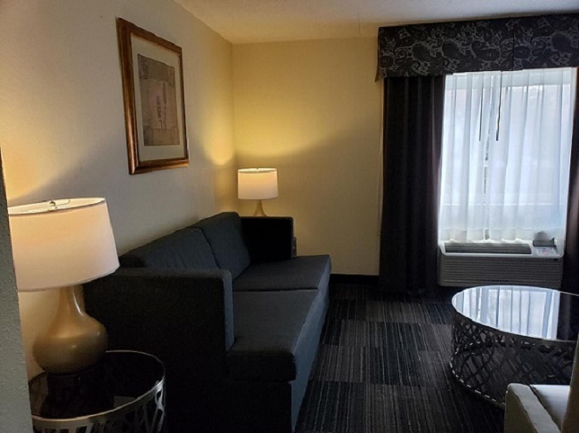 King Suite Complimentary Happy Hour M-Sa