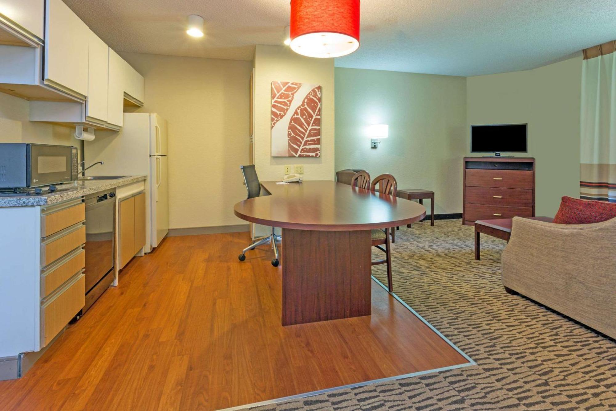 Queen Suite Accessible Tub Sofabed Accessible or Non Smoking