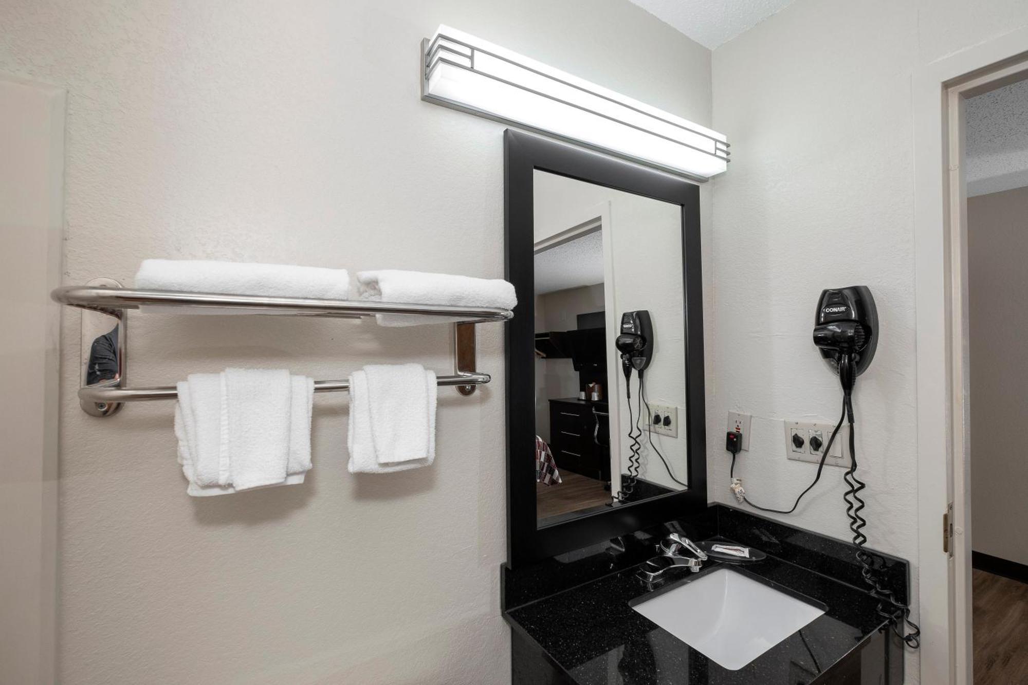 Deluxe Queen Room with One Queen Bed Non-Smoking,1217526292:JPEG