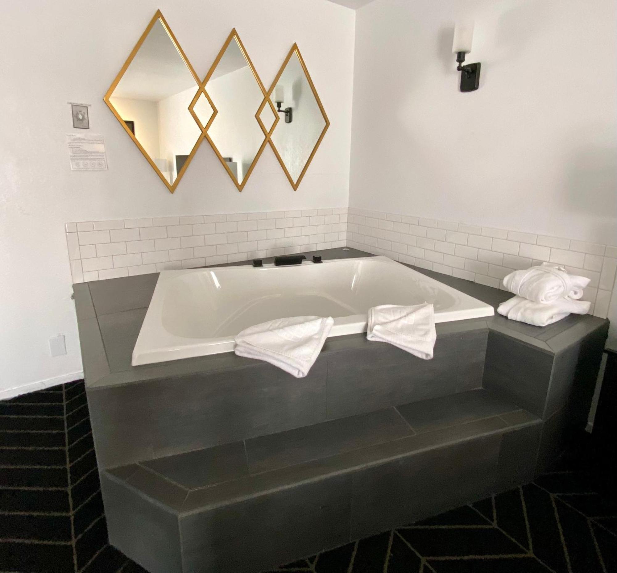 1 King Bed Hot Tub Fireplace Non Smoking