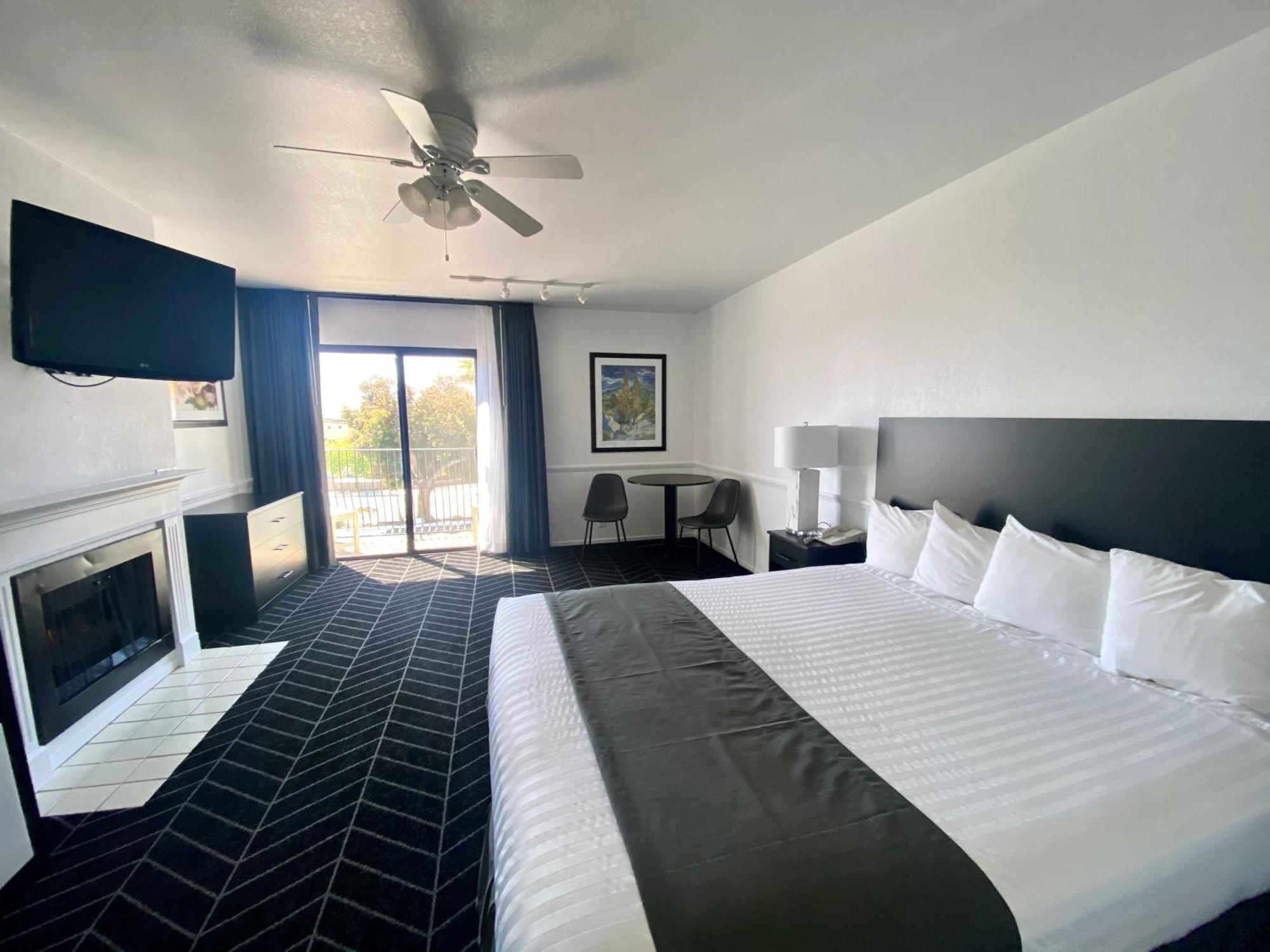 Deluxe Room 1 King Bed fireplace balcony non smoking
