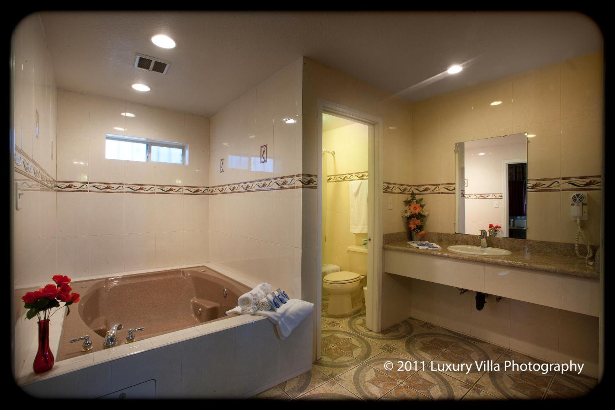 King Studio Spa Bath