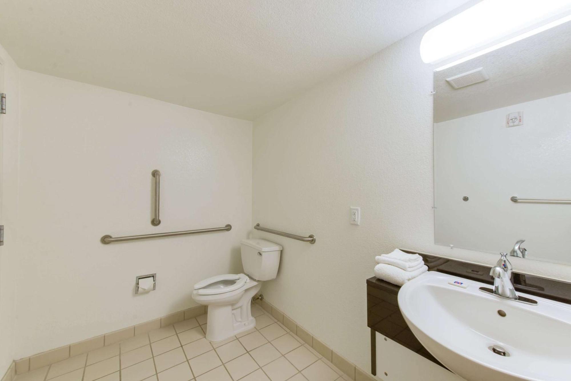 King Room with Roll-in Shower - Mobility Access/Non-Smoking