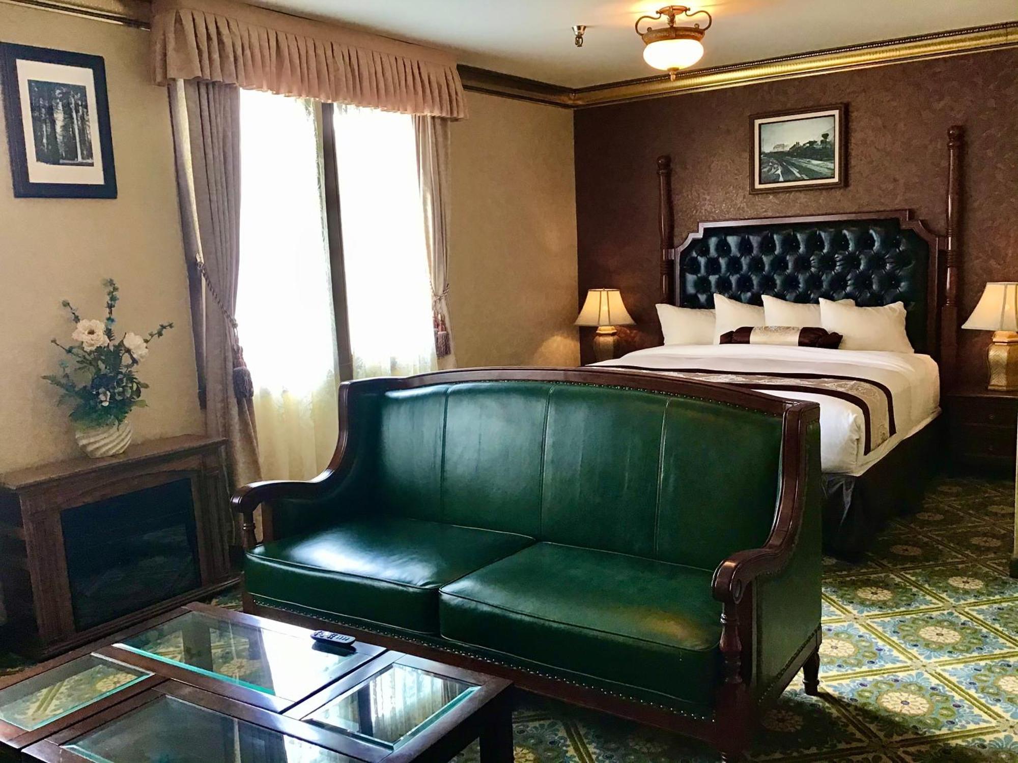 Deluxe King Room Non-Smoking