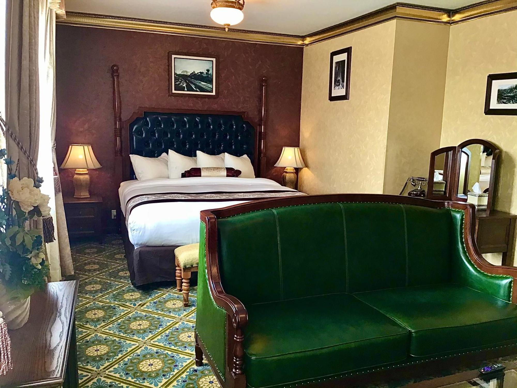 Deluxe King Room Non-Smoking