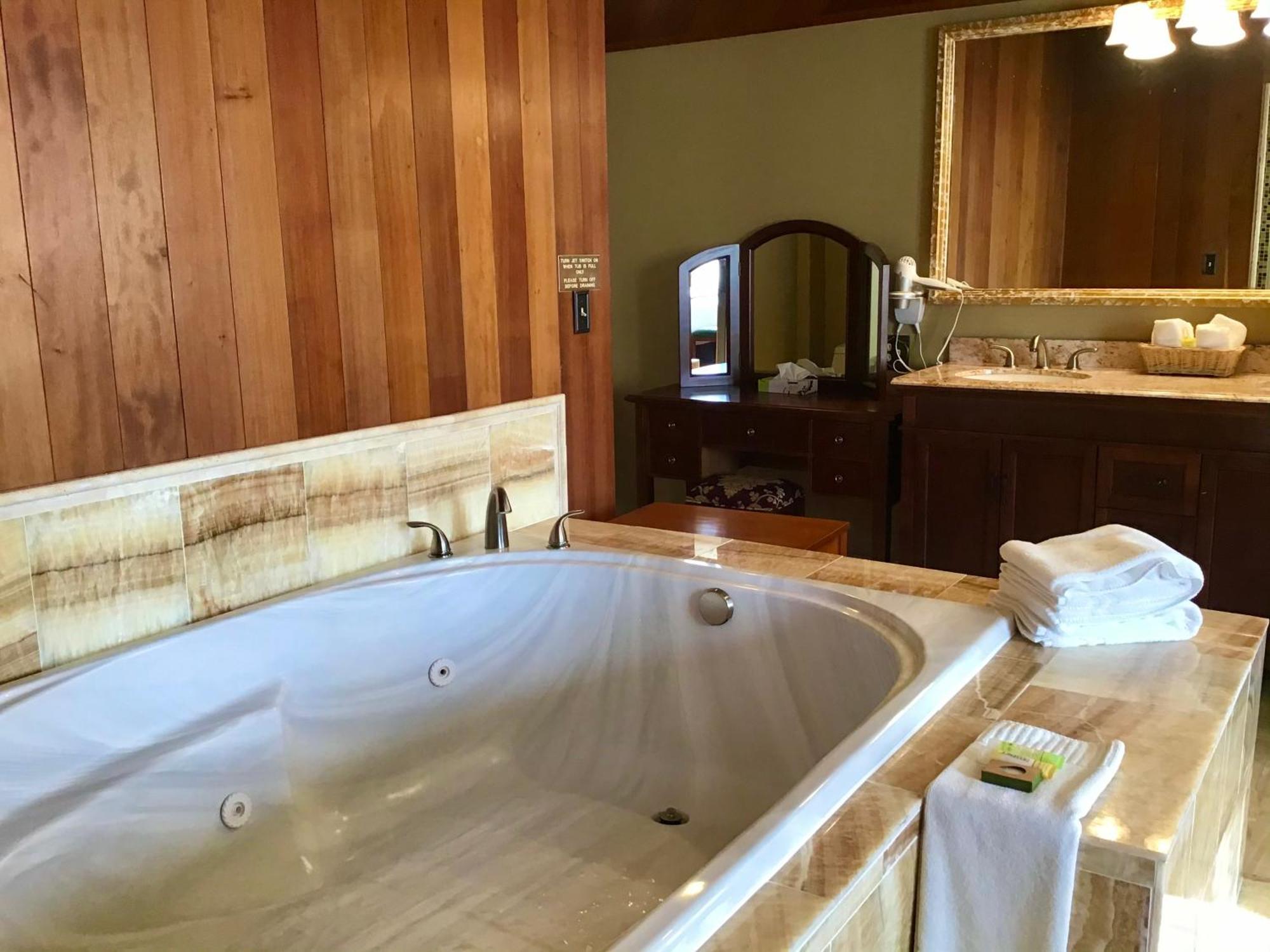 Honeymoon Suite Non-Smoking