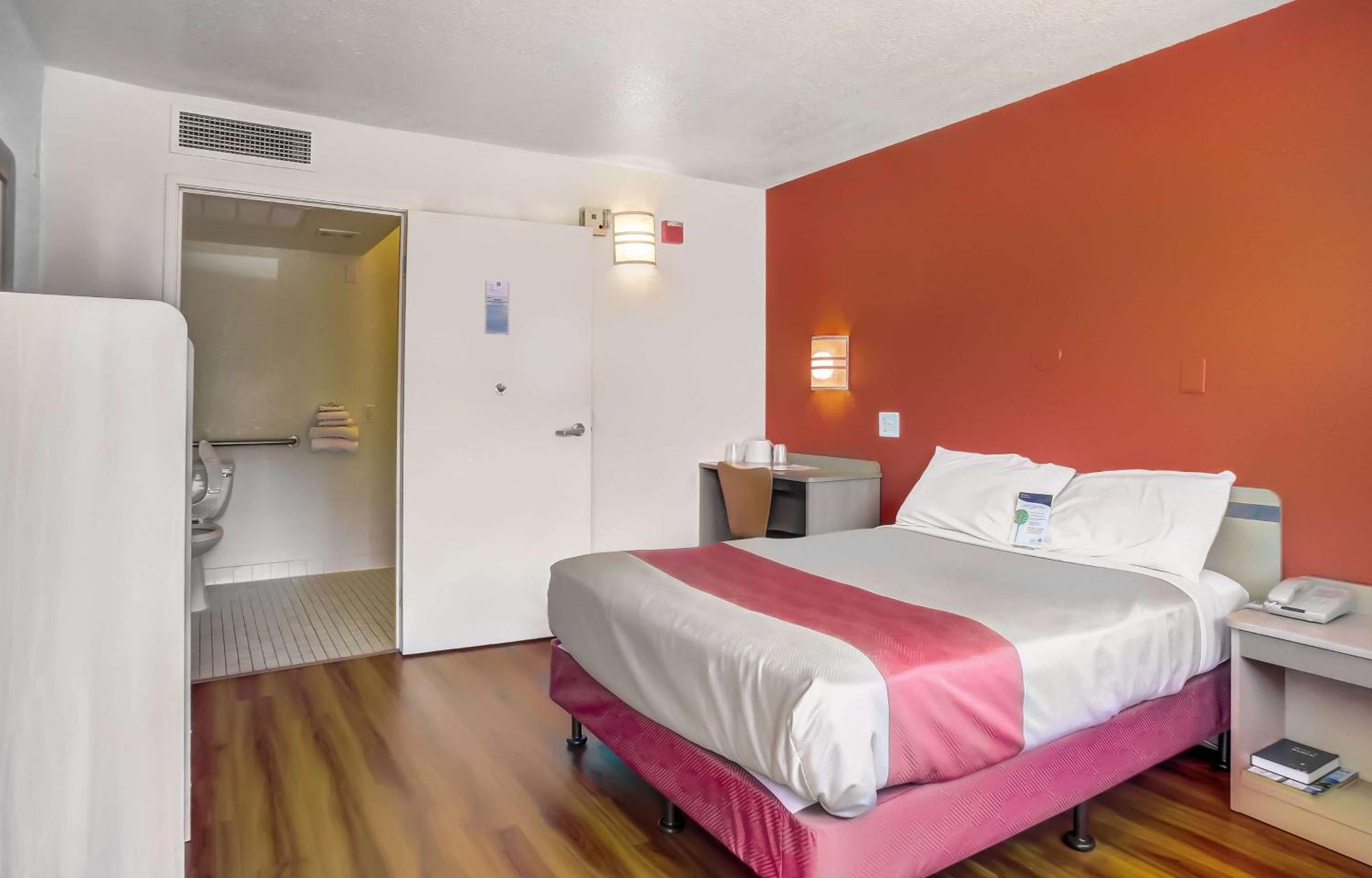1 Queen Bed