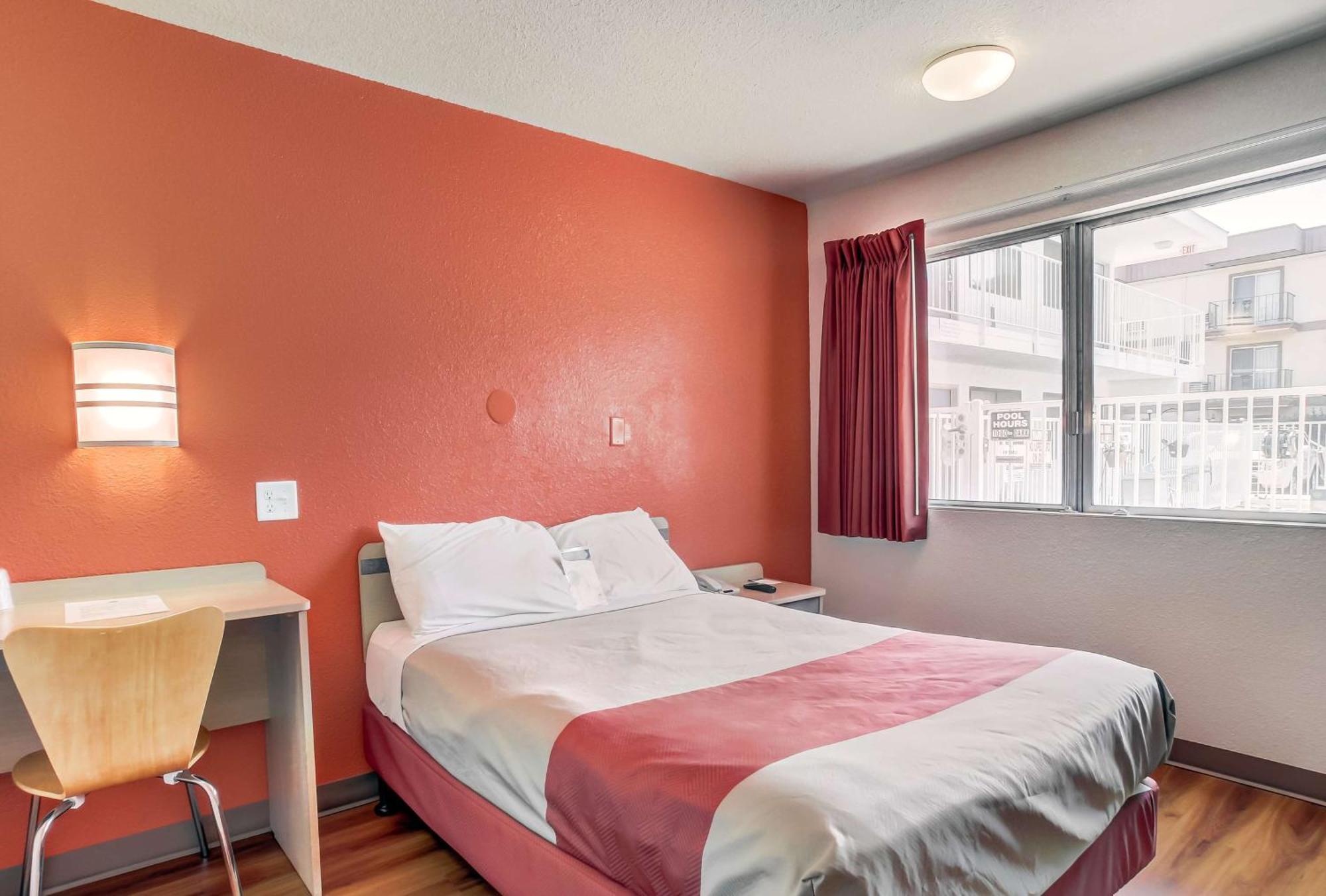 1 Queen Bed