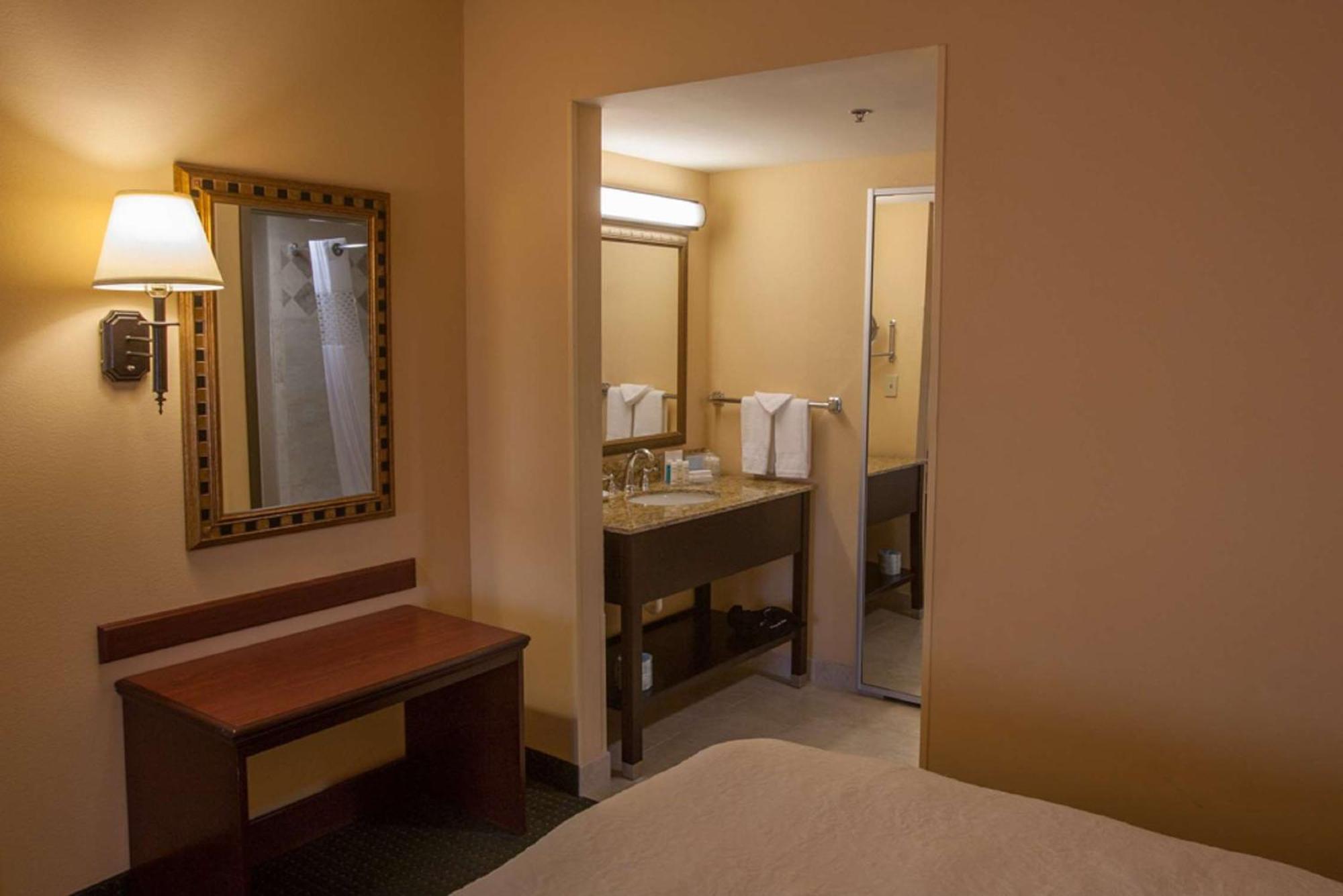 One-Bedroom Queen Suite Two Queen Beds Non-Smoking