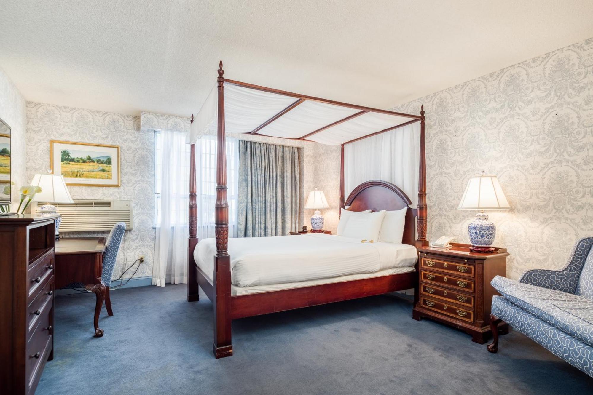 Deluxe Queen Room