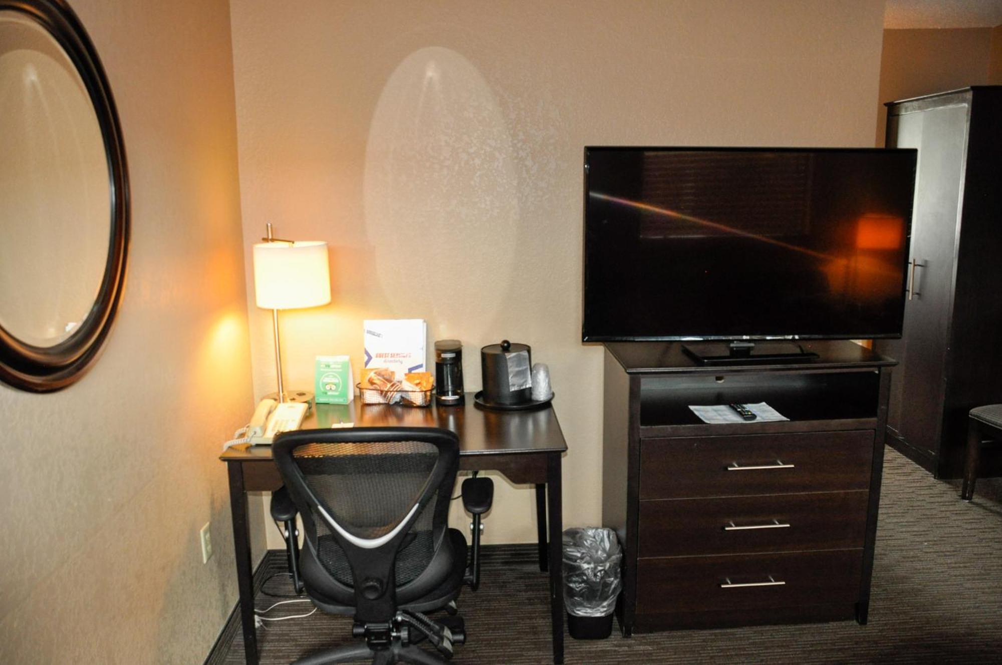 One-Bedroom Deluxe King Suite - Non-Smoking