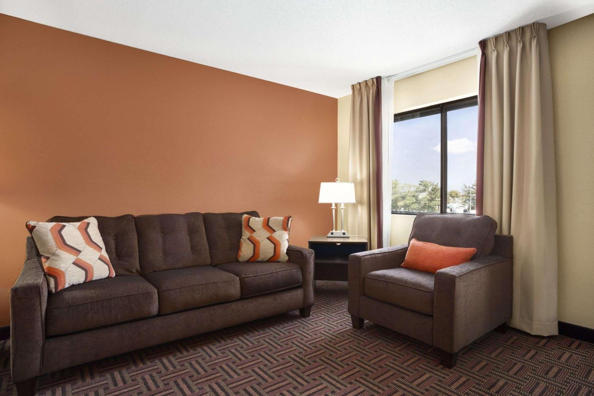 1 King Bed Studio Suite Non-Smoking