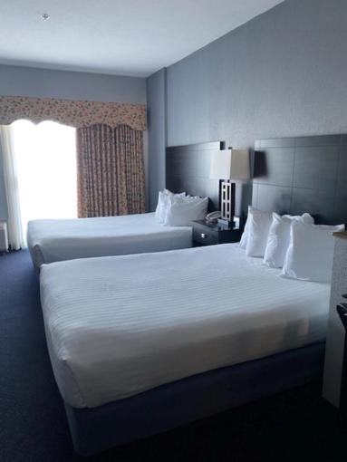 2 queen beds country side