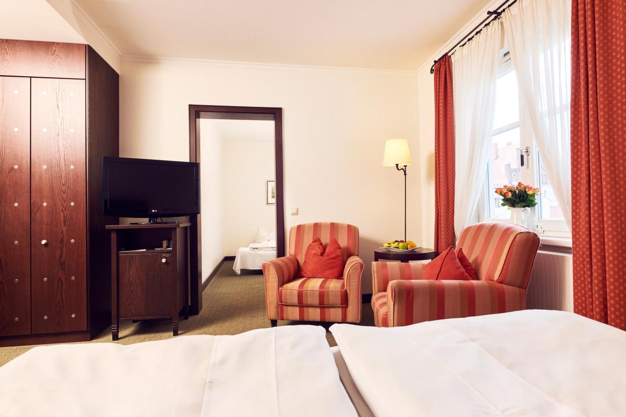 Familienzimmer mit Doppelbett und Schlafsofa
