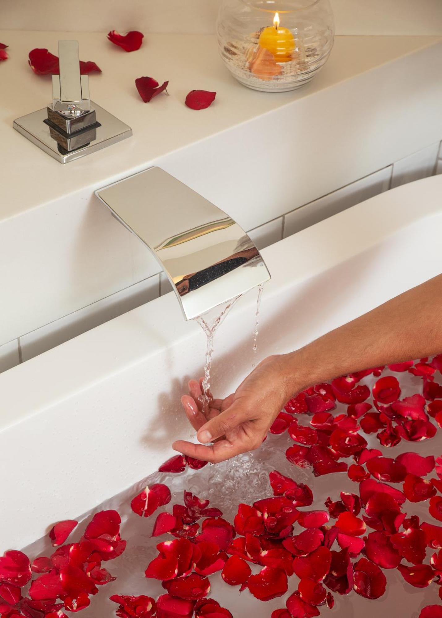 Loft Suite bathtub sea view