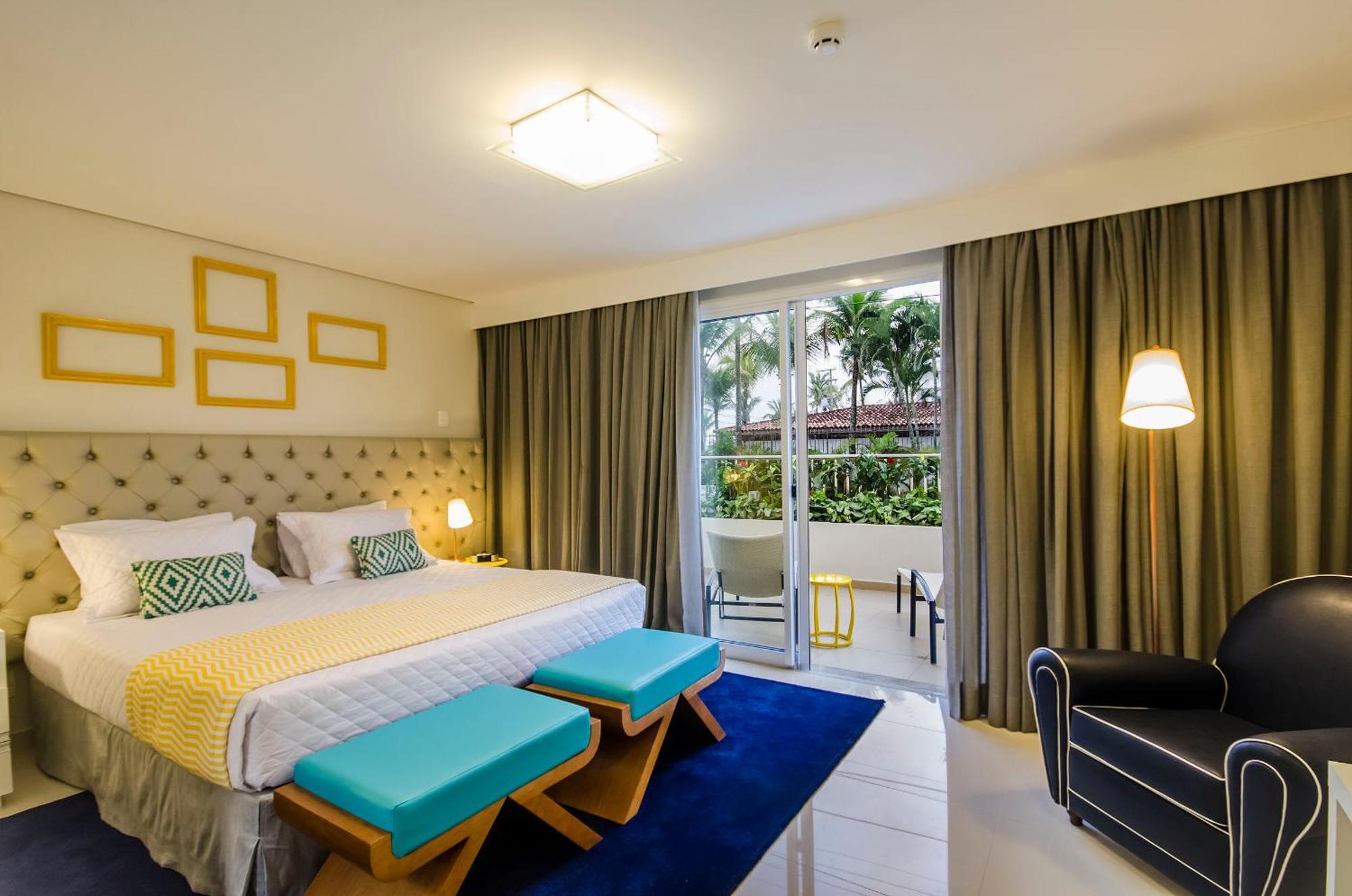Quarto Standard com Cama Queen-size e Vista Parcial do Mar