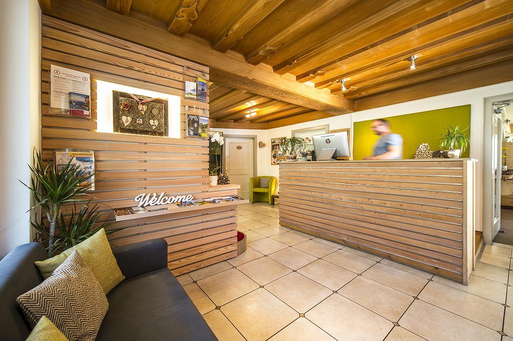 Kleines Doppelzimmer mit Balkon und Bergblick