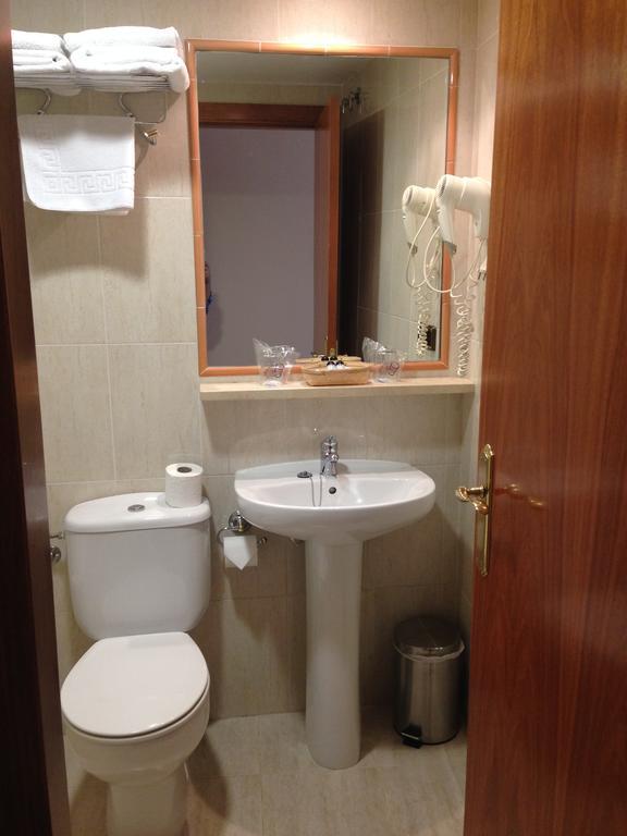 Economy Double or Twin Room,122157556:JPEG
