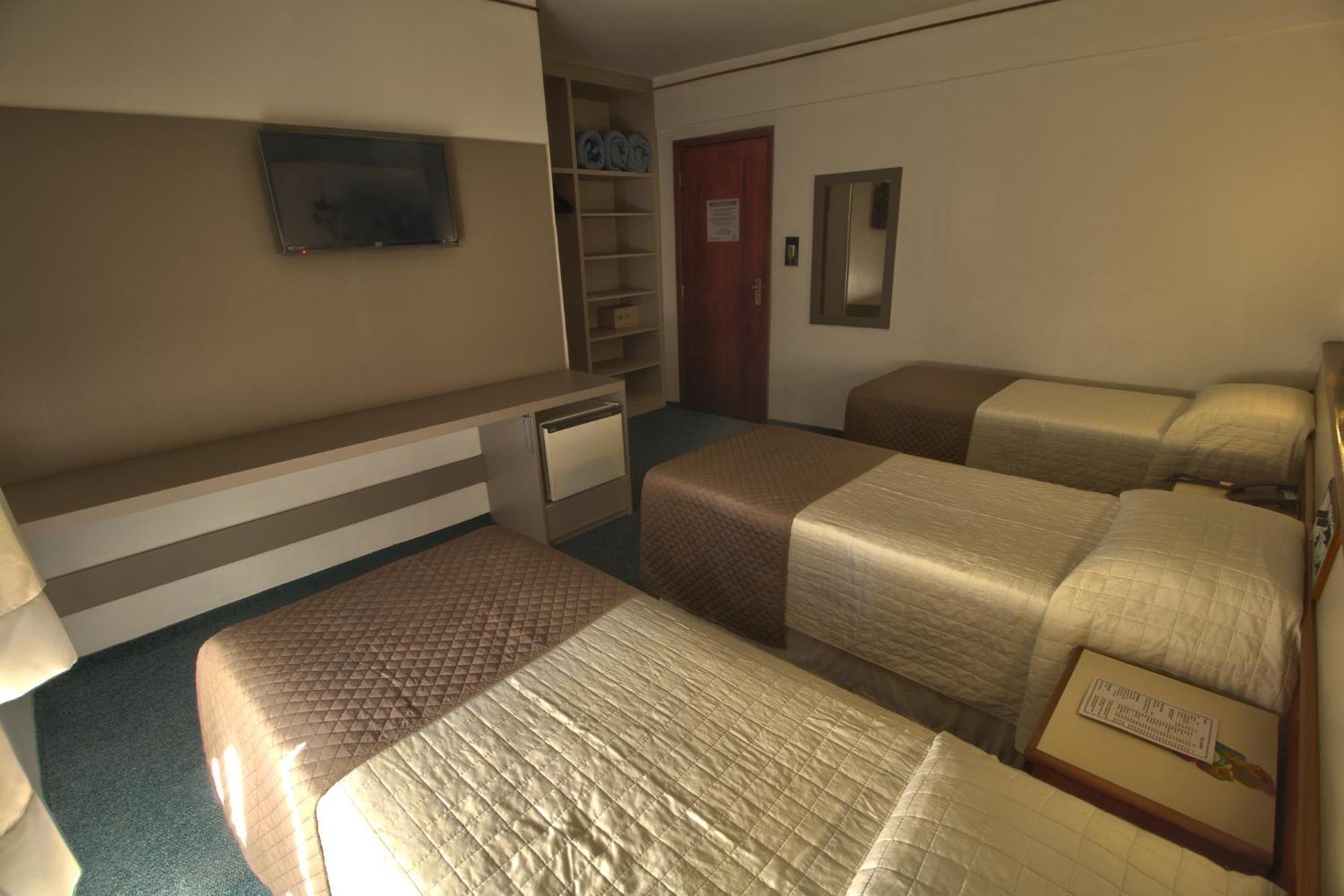 Quarto Triplo com 3 Camas de Solteiro