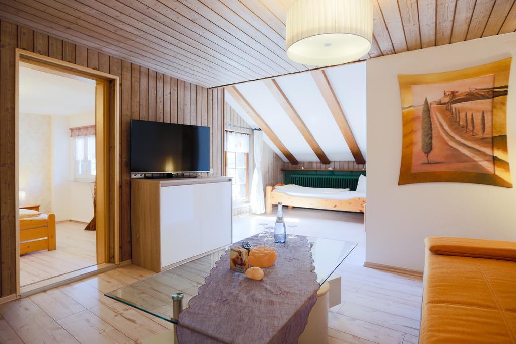 Suite mit 2 Schlafzimmern mit Queensize-Bett und Schlafsofa.