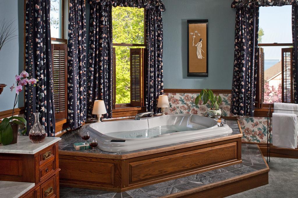 King Room with Spa Bath