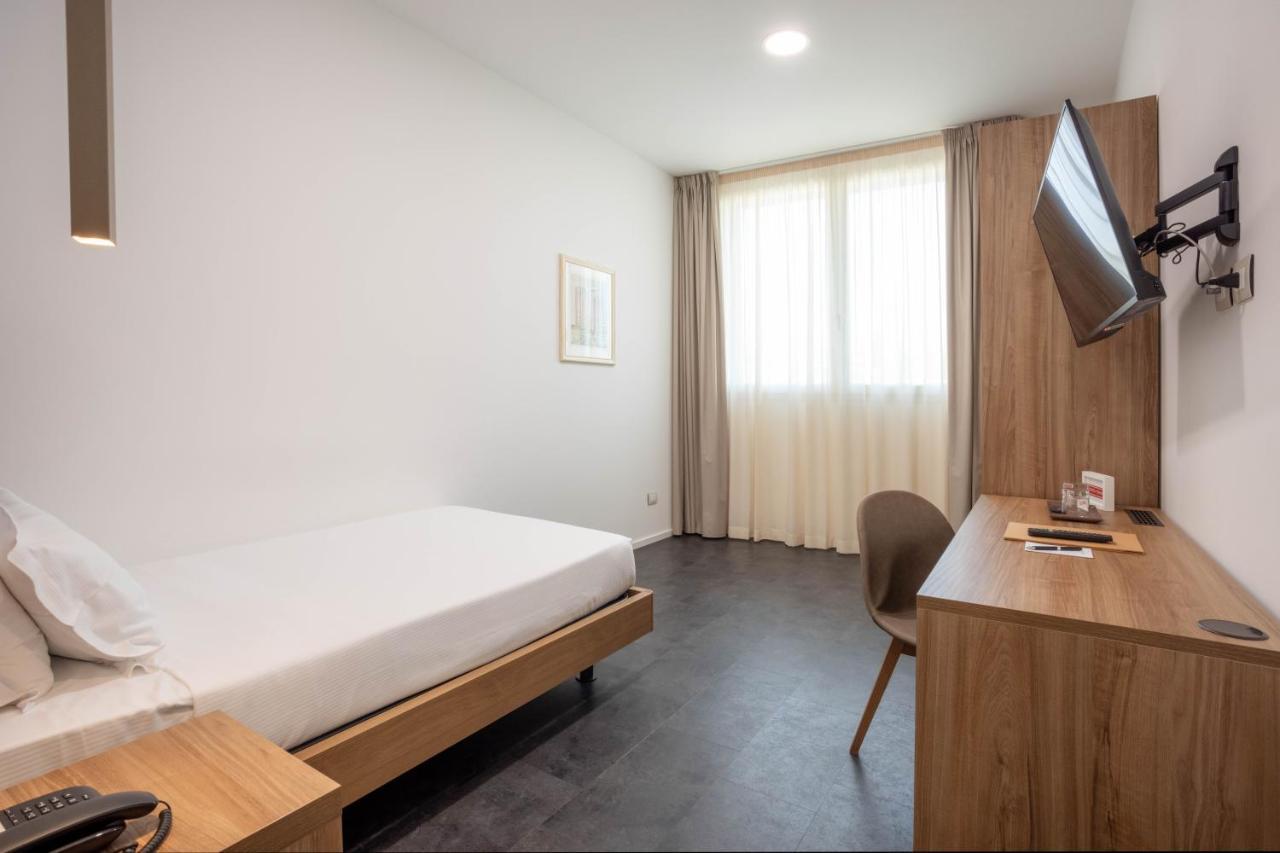 Standard Single Room Shower