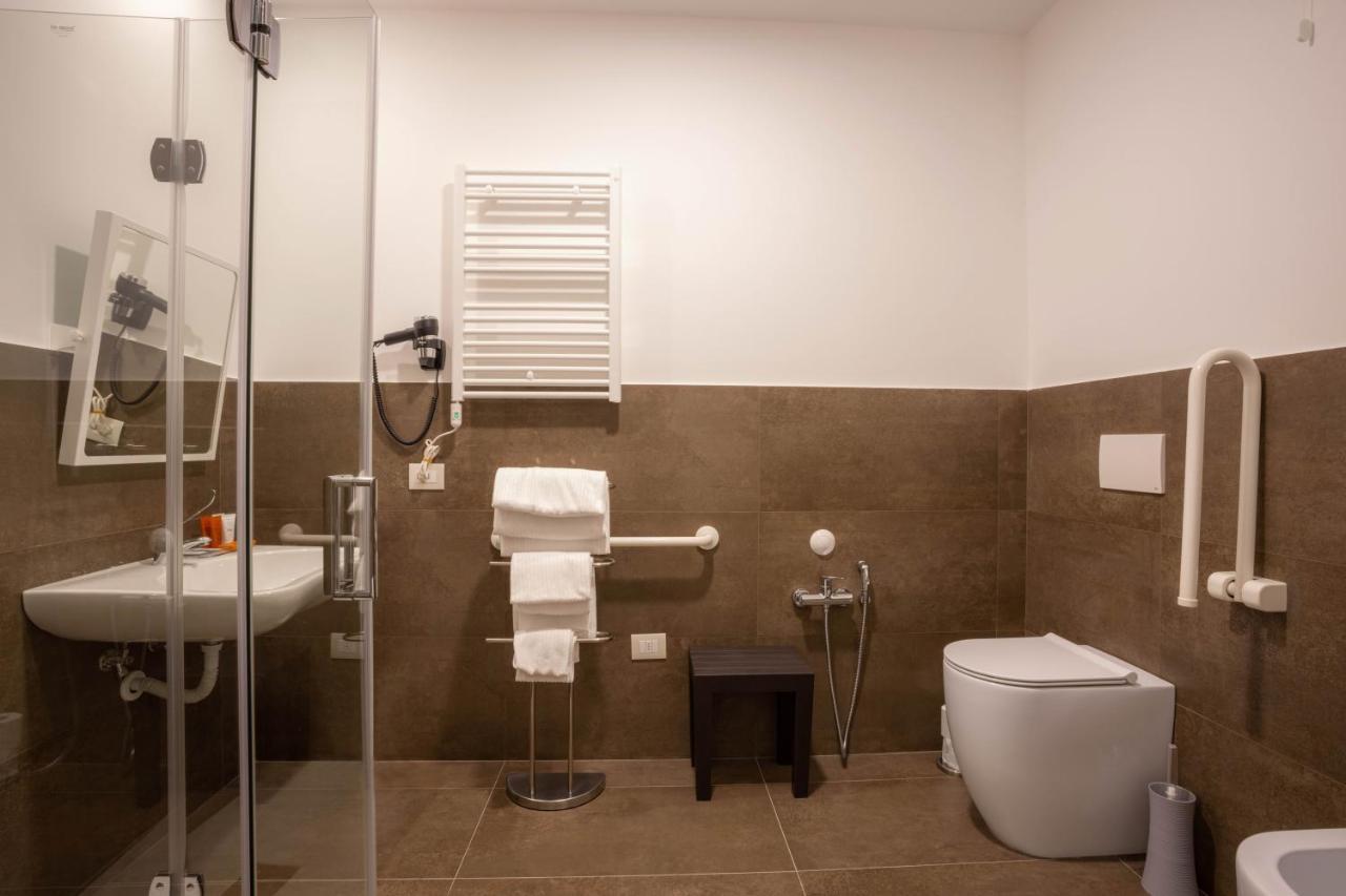 King Room Roll Shower Disability Access