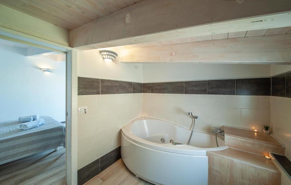 Queen Room Spa Bath