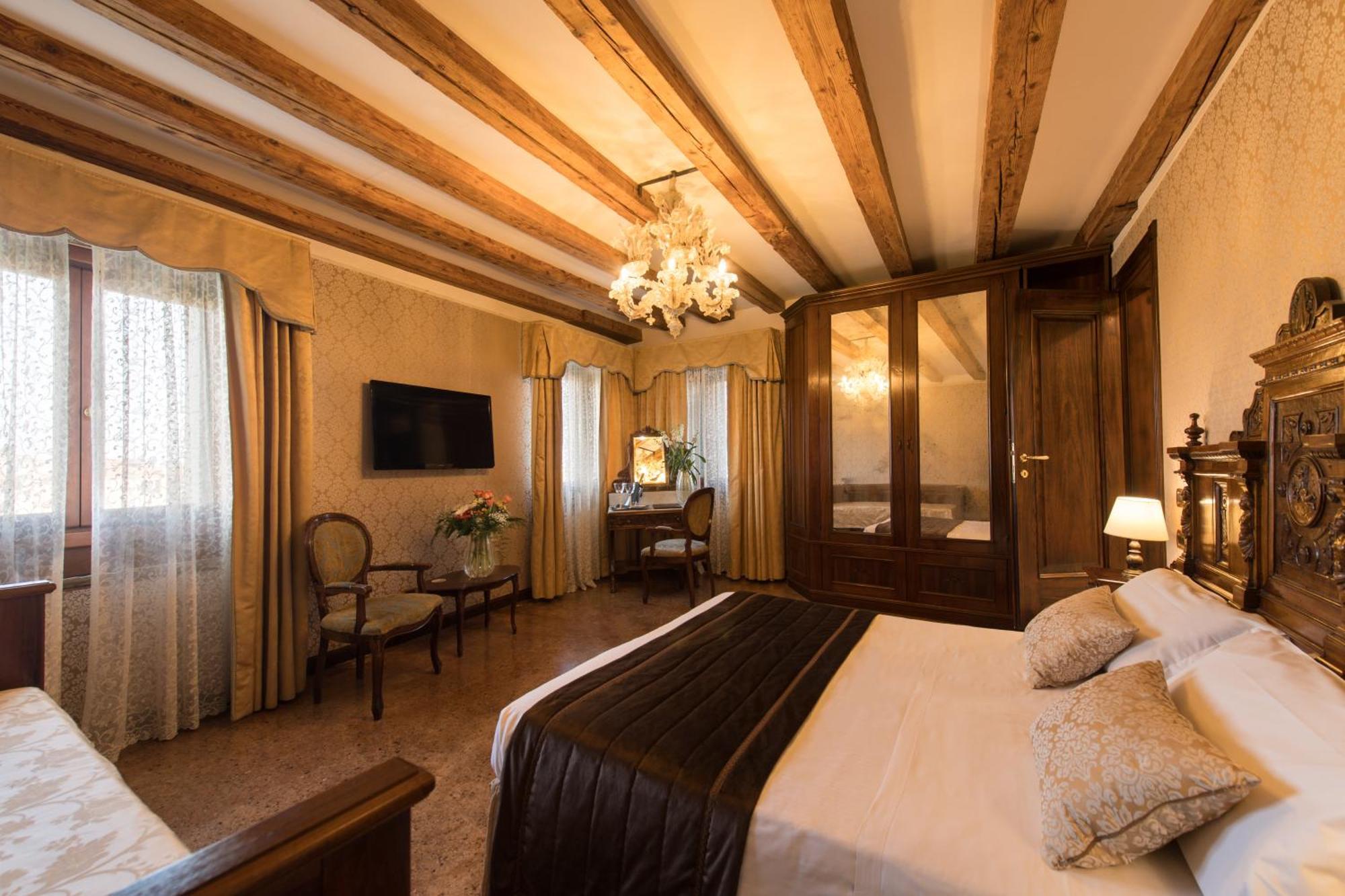 Junior Suite Grand Canal or Rialto Bridge View