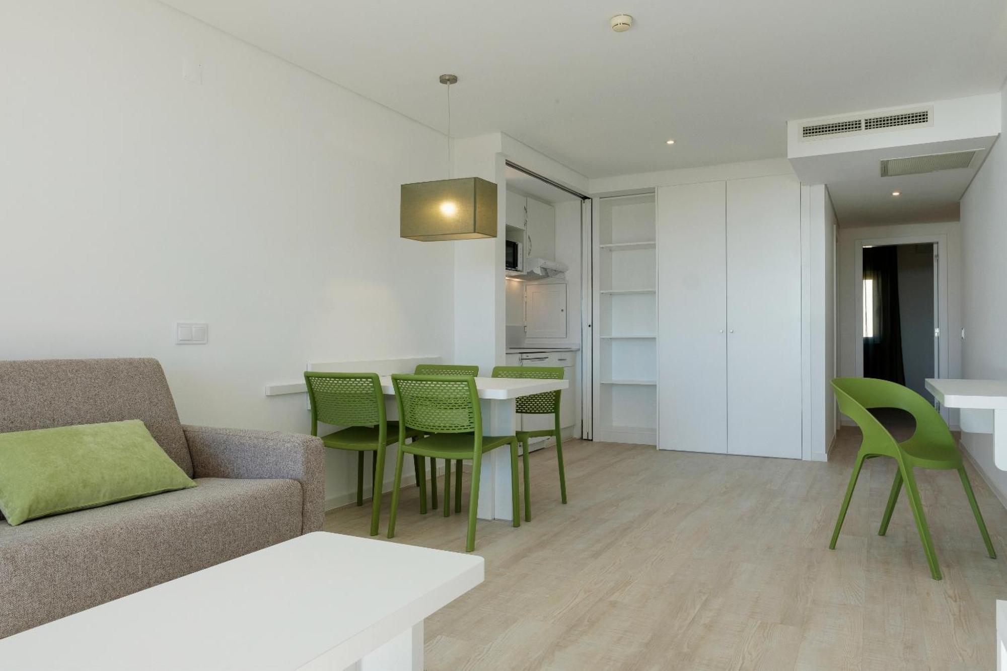 Deluxe One-Bedroom Apartment Sea View