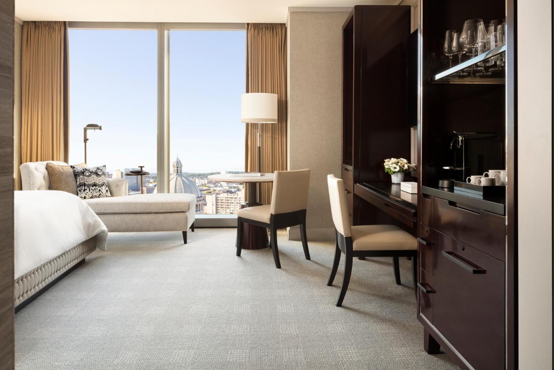 Deluxe King Room City View