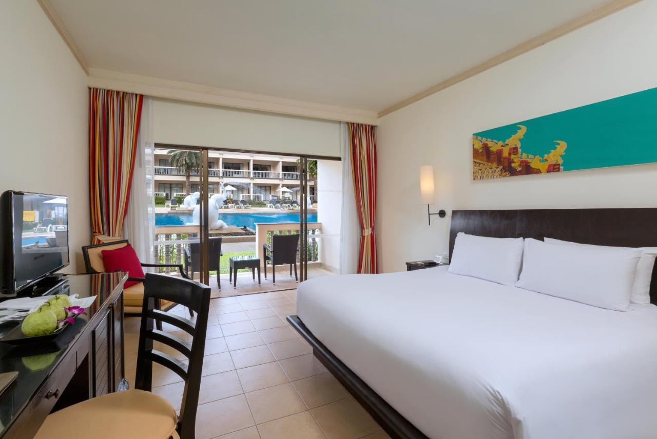 Hébergement Lit King-Size Deluxe - Côté Piscine