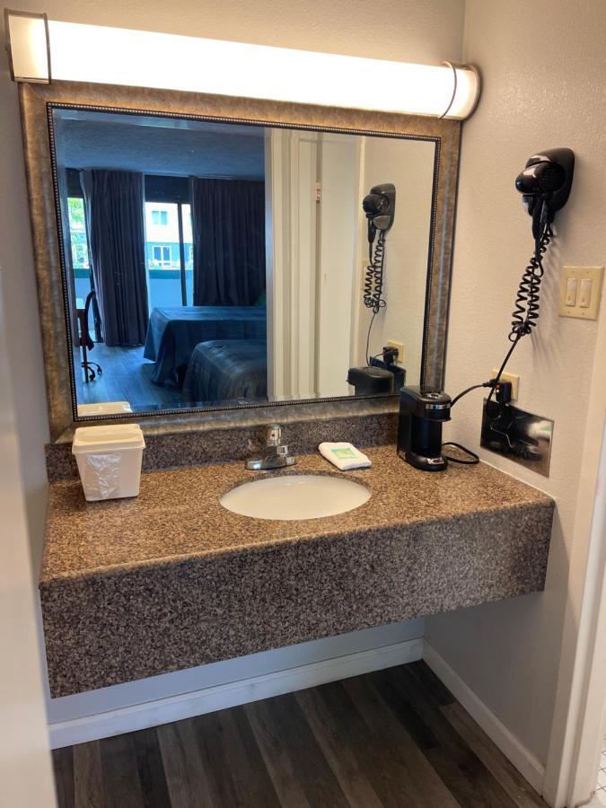 Queen Room with Two Queen Beds - Non-Smoking,1234627664:JPEG