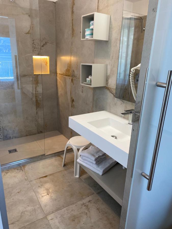 Double or Twin Room Terrace Lake View