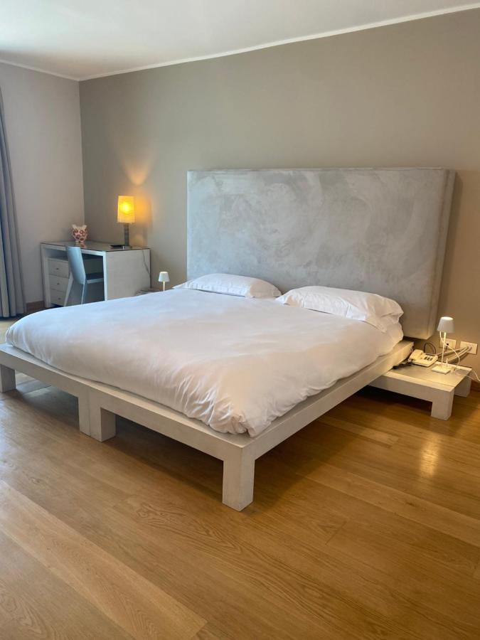 Double or Twin Room Terrace Lake View