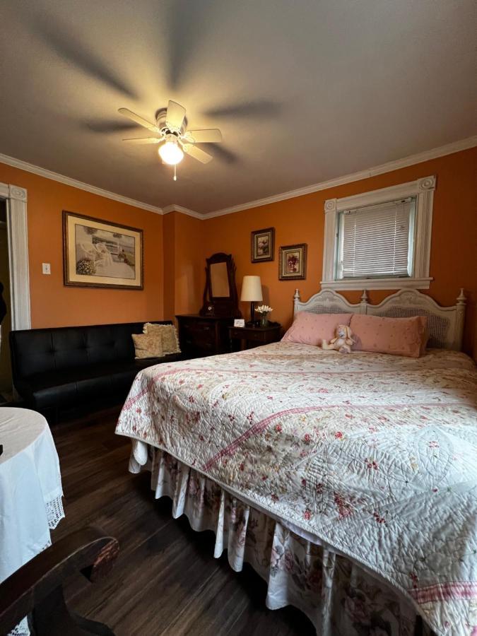 Chambre Lit Queen-Size avec Salle de Bains Commune