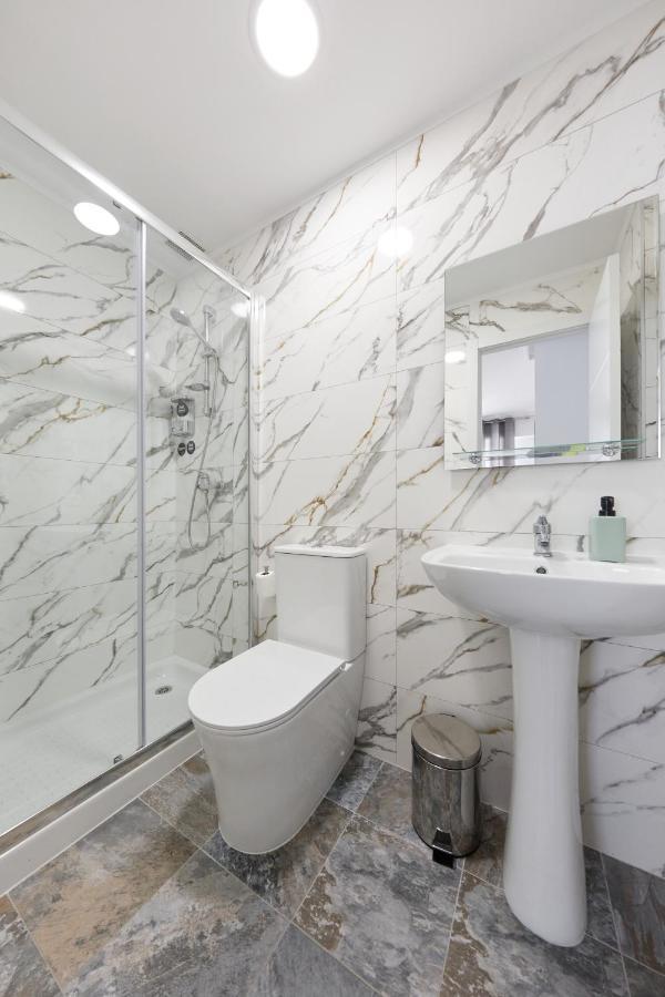 Double or Twin Room Private Bathroom
