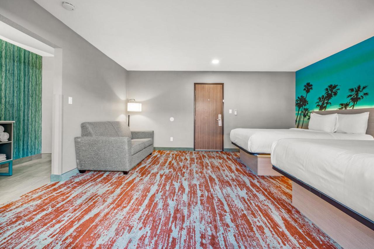Double Queen Suite