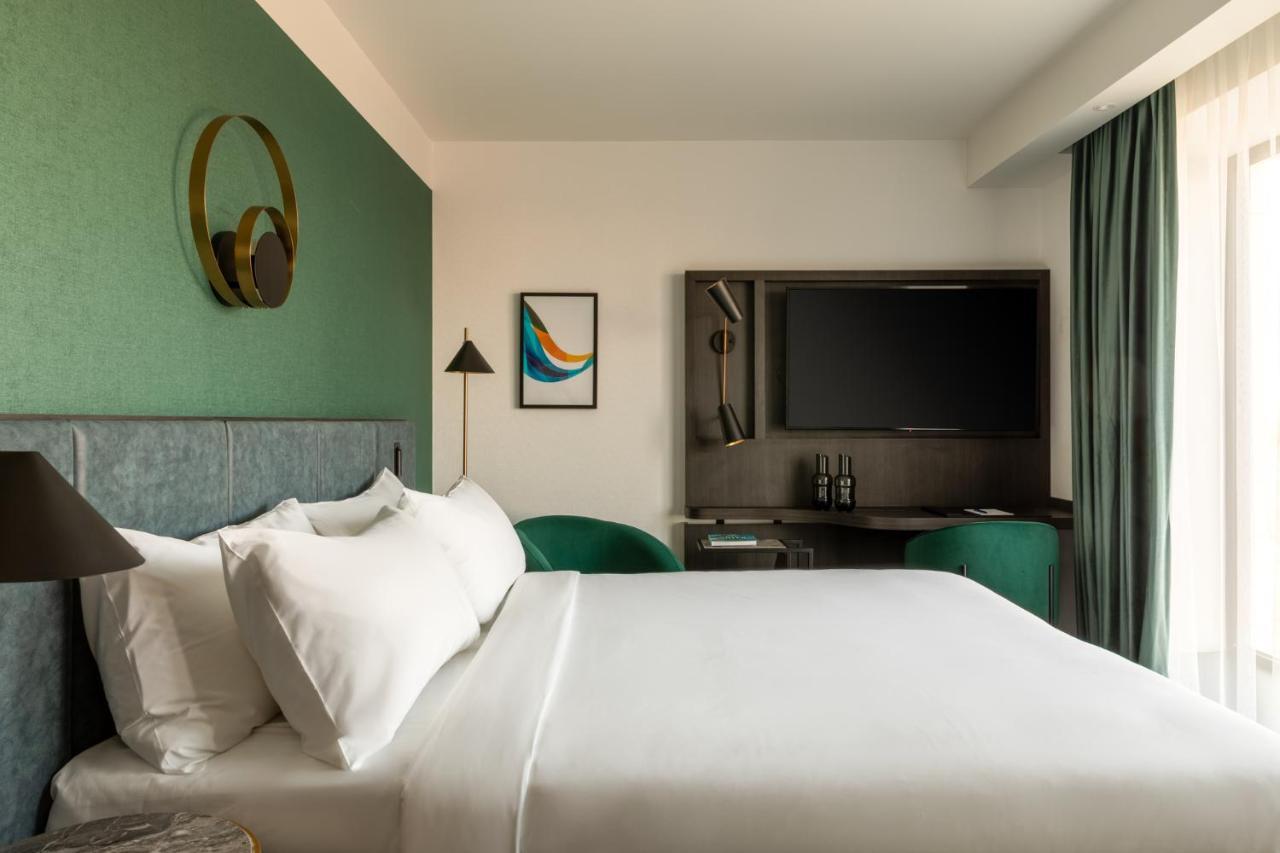 Superior King Room City View