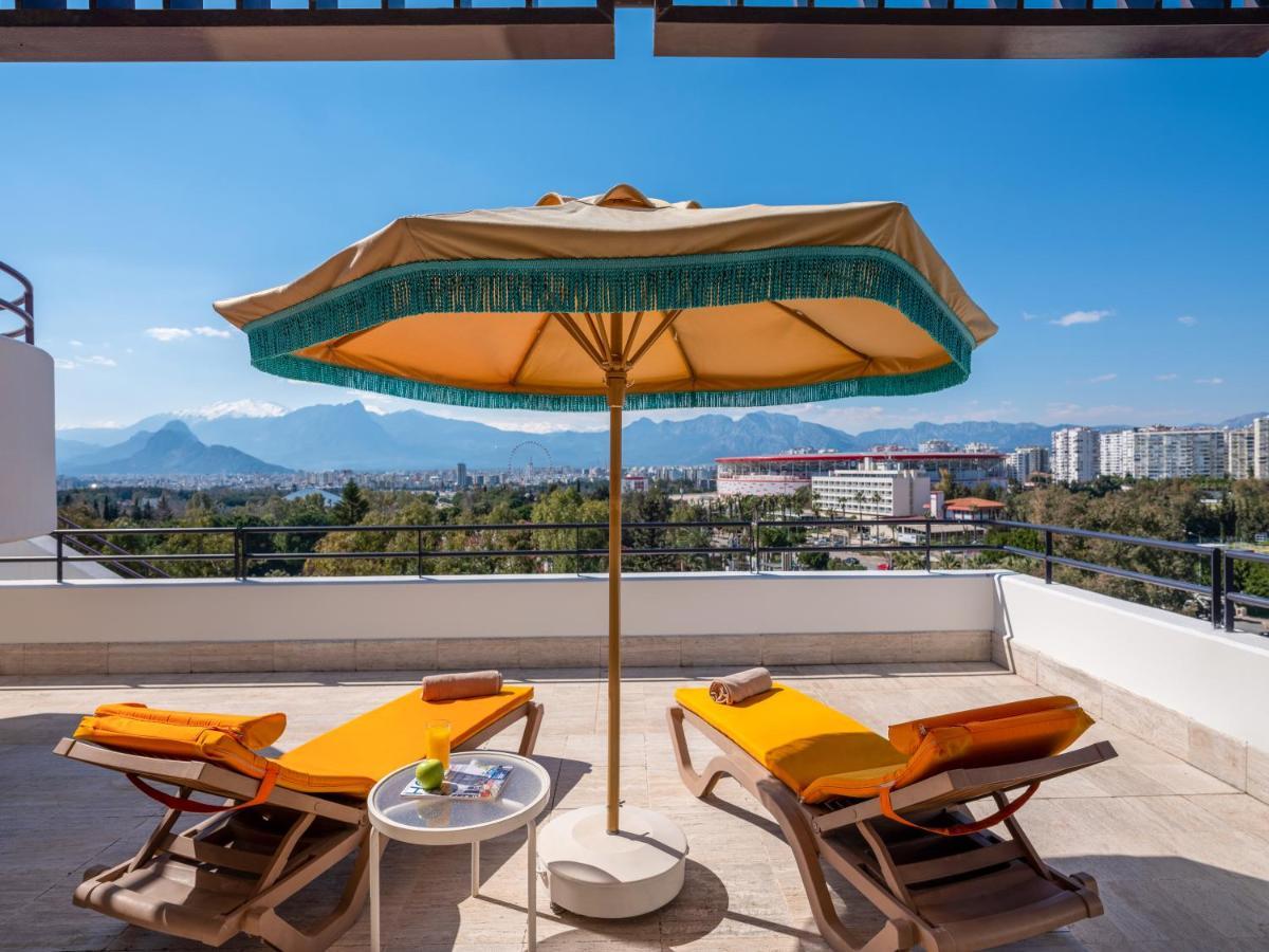 Family King Bed Suite with Two Twin Beds, Terrace and City View,1742579540:JPEG
