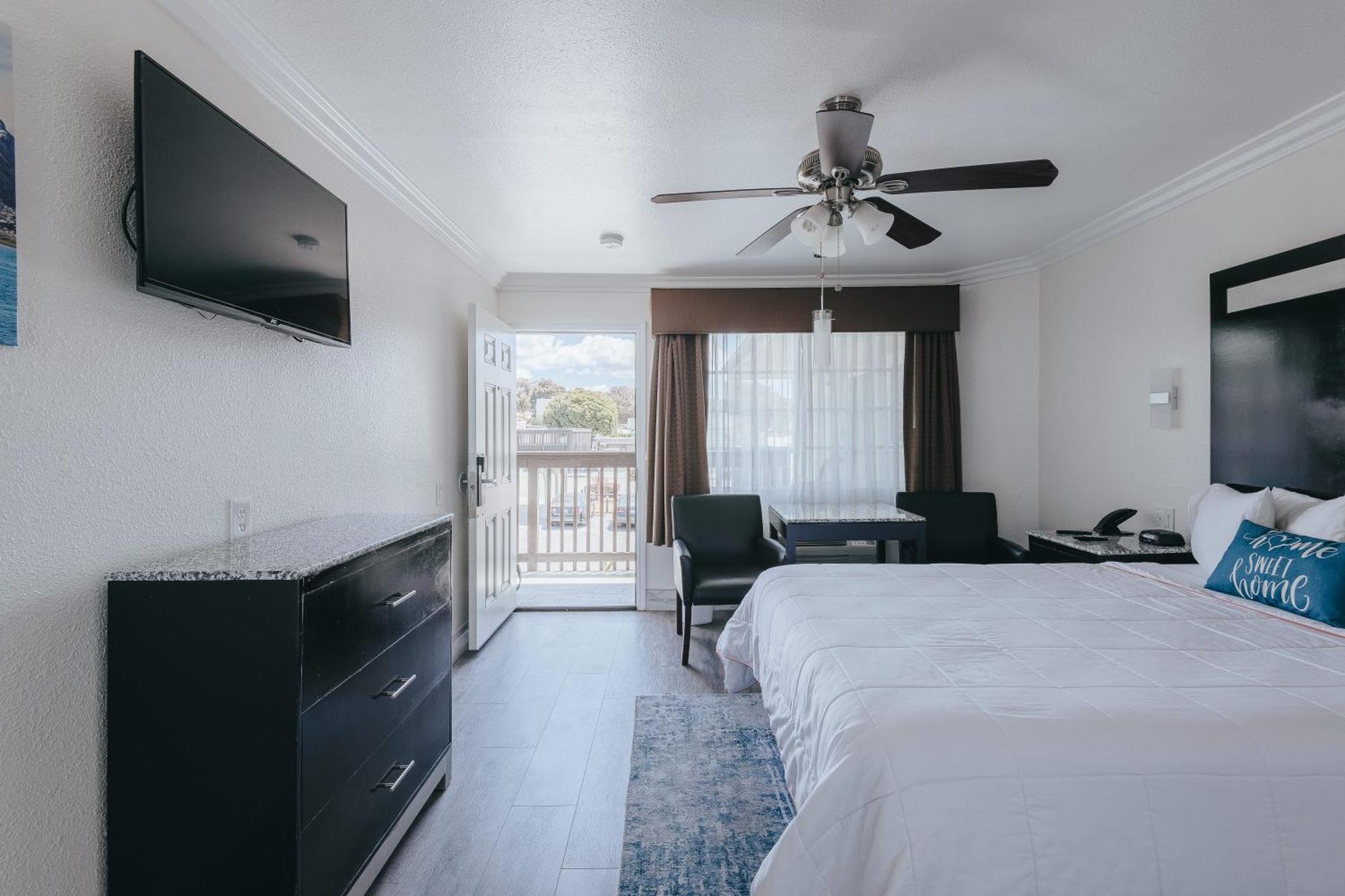 Deluxe Partial View Queen Room Upstairs Non-Smoking No Pets