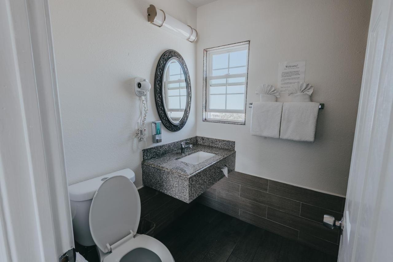 Deluxe Partial View Queen Room Upstairs Non-Smoking No Pets