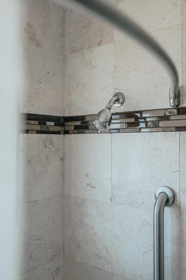 Deluxe Queen Room - Non-Smoking, No Pets,1234663517:JPEG