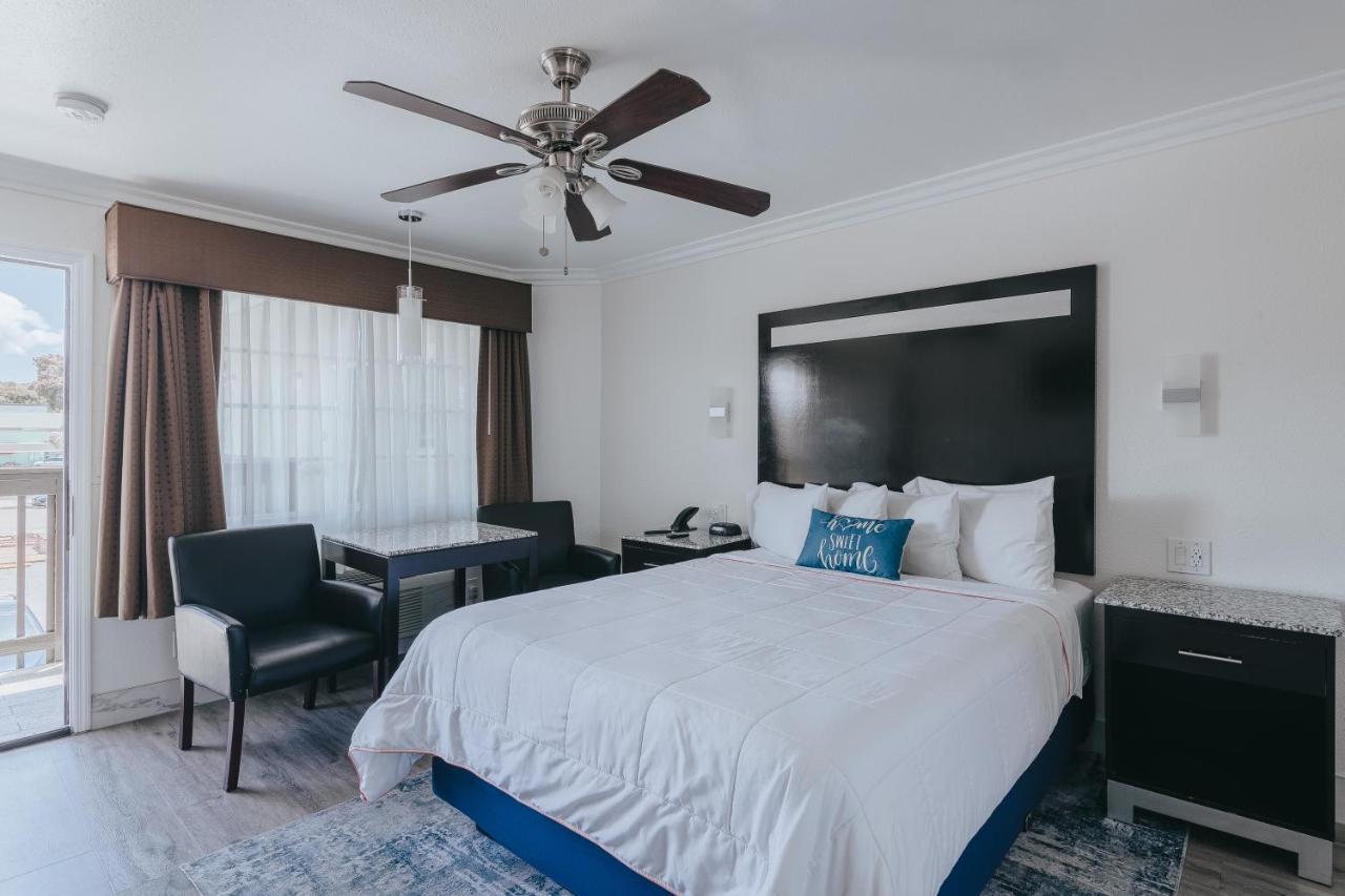 Deluxe Partial View Queen Room Upstairs Non-Smoking No Pets