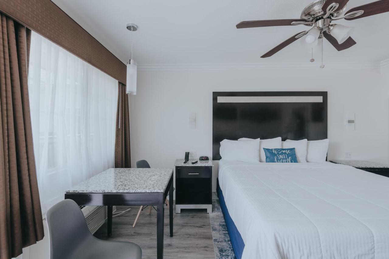 Deluxe Partial View King Room Upstairs Non-Smoking No Pets