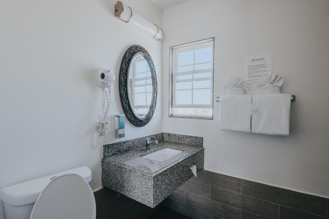 Deluxe Partial View Queen Room Upstairs Non-Smoking No Pets