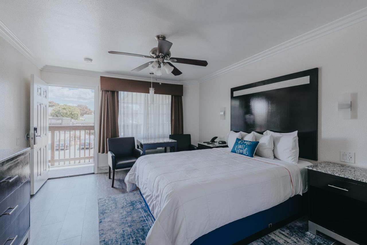 Deluxe Partial View Queen Room Upstairs Non-Smoking No Pets