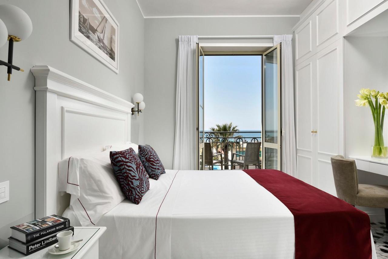 Panoramische Tweepersoonskamer met een Balkon en Uitzicht op Zee